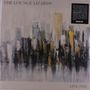 "Oberer Text: THE LOUNGE LIZARDS, unterer Text: LIVE 79-81. Impressionistische Stadtsilhouette in Grau und Gelb."