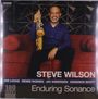 STEVE WILSON, Enduring Sonance, mit Joe Locke, Renee Rosnes, Jay Anderson und Kendrick Scott. Mann mit Saxophon auf rotem Sofa.