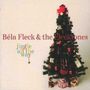 "Béla Fleck & the Flecktones" in Rot, "jingle all the way" in Bunt; Weihnachtsbaum mit Dekorationen.