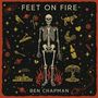 „FEET ON FIRE“, „BEN CHAPMAN“. Skelett umgeben von flammenden Füßen, Tieren, Pflanzen und Sternen in bunter Illustration.