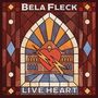 „Béla Fleck, Live Heart, My Bluegrass Heart at the Ryman“. Buntes Glasfenster mit Herz und Blitz.