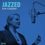 "JAZZED EVA CASSIDY" in weißem Text auf blauem Hintergrund, Frau singt in ein Mikrofon, Retro-Stil.
