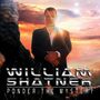 "William Shatner, Ponder the Mystery". Ein Mann im Anzug steht vor einem farbenfrohen Sonnenuntergang.