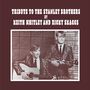 „TRIBUTE TO THE STANLEY BROTHERS BY KEITH WHITLEY AND RICKY SKAGGS“; zwei junge Männer in Anzügen mit Instrumenten.