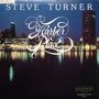 „Steve Turner, Harbor Place“ in eleganter Schrift vor einer nächtlichen Stadtsilhouette reflektiert im Wasser.
