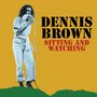 Text: "DENNIS BROWN SITTING AND WATCHING". Ein Mann mit Mikrofon, gelber Hintergrund und grüner Boden.