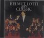 "HELMI LOTT goes CLASSIC" oben. Ein Mann hält ein Mikrofon vor einem Orchester in formeller Kleidung.