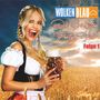 „WOLKEN BLAU“, „Die größten Party Hits“, „Folge 1“. Frau in Dirndl hält Bierkrug, steht im Weizenfeld, lächelt.