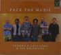 „FACE THE MUSIC“ und „FEDERICO CALCAGNO & THE DOLPHIANS“; sieben Personen vor orangefarbenem Hintergrund.