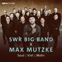 "SWR Big Band X Max Mutzke: Soul | Viel | Mehr." Große Gruppe von Männern, einer mit Hut im Vordergrund.