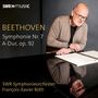 "BEETHOVEN Symphonie Nr. 7 A-Dur, op. 92. SWR Symphonieorchester, François-Xavier Roth. Mann liest Partitur an Tisch."