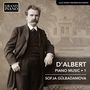 „D’ALBERT PIANO MUSIC 1 SOFJA GÜLBADAMOVA“. Ein Mann posiert in Anzug vor einem historischen Gebäude. Links oben: „GRAND PIANO“.