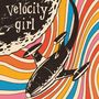 „Velocity girl“ steht auf einem Hintergrund aus bunten, wellenförmigen Streifen. Ein retrofuturistisches Raumschiff fliegt vorbei.