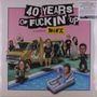 "40 Years of Fuckin' Up. A film by NOFX." Cartoonfiguren vor einem Van und ein Pool mit einer Person auf einer Luftmatratze.