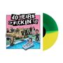 „40 Years of Fuckin’ Up“ in wilden Buchstaben. Eine Illustration eines Vans mit Personen und einem Schwimmbecken. Vinyl in Grün-Gelb.