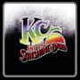 „KC AND THE SUNSHINE BAND“ steht in farbigem Retro-Stil geschrieben, darunter ein Sonnen-Logo auf schwarzem Hintergrund.