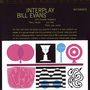 "INTERPLAY BILL EVANS" mit Künstlernamen. Geometrische Formen: Kreise, Streifen und Symbole in Blau, Rosa, und Schwarz.