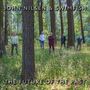 Text: "JOHN NILSEN & SWIMFISH" und "THE FUTURE OF THE PAST" auf einem Foto von fünf Personen in einem Wald.