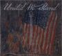 „United We Stand“ in eleganter Schrift, mit einer stilisierten Gitarre vor einer amerikanischen Flagge als Hintergrund.