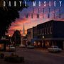 Text: "DARYL MOSLEY LITTLE MOMENTS". Eine ruhige Kleinstadtstraße bei Sonnenuntergang mit alten Autos und Gebäuden.