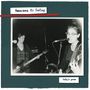 Text: "heavens to betsy", "baby's gone". Zwei Personen spielen Instrumente, eine Gitarre, die andere Bass, in einem Schwarz-Weiß-Foto.