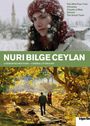 NURI BILGE CEYLAN. Eine Frau im Schnee, darunter ein Mann, der auf einem Holzsteg zu einer Frau im herbstlichen Wald geht.