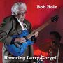 Text: "Bob Holz Honoring Larry Coryell". Ein älterer Mann spielt eine blaue E-Gitarre. Im Hintergrund ein Schlagzeuger.