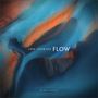 "JON JENKINS FLOW REMASTERED". Abstrakte Luftaufnahme: Fluss und Land in Blau- und Orangetönen, ineinanderfließend.