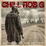 "CHILL ROB G" oben, "SURVIVAL OF THE BETTER" unten. Ein Mann in Mantel und Gasmaske steht auf verlassener Straße.