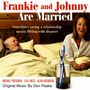 "Frankie and Johnny Are Married. Sometimes saving a relationship means flirting with disaster." Paar im Bett lächelt.