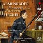 Titel: "ALMENRÄDER Pioneers of the Bassoon HECKEL". Ein Mann spielt Fagott in einem klassisch eingerichteten Raum.