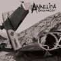 Text: "ANNELIDA" und "UNENCUMBERED". Ein zerbrochenes Flugzeugwrack in einer wüstenartigen Landschaft.