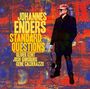 Text: "Johannes Enders Standard Questions, Oliver Kent, Josh Ginsburg, Gene Calderazzo." 
Mann mit Saxophon auf abstraktem Hintergrund.