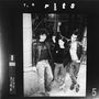 „The Rats“ steht oben, „mississippi records“ links, „5“ unten rechts. Drei Personen posieren lässig vor einem Gitter.