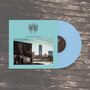 Text: "WHO LOVES THE SUN". Hellblaues Vinyl-Cover. Bild von alten und modernen Gebäuden.