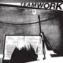 Der Text "TEAMWORK" ist oben. Illustration von Papier und Schatten, ein gespannter Draht verläuft diagonal.