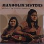 "Mandalin Sisters: Odysseys in Electric Carnatic." Zwei Frauen in traditionellen Kleidern spielen Mandolinen.