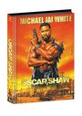 Text: "MICHAEL JAI WHITE" und "OSCAR SHAW". Illustration eines muskulösen Mannes mit Pistole vor einem Stadthintergrund.