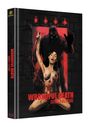 "WRONGFUL DEATH DOUBLE FEATURE" steht zentral. Eine blutige Figur kauert, ein bedrohlicher Schatten dahinter.