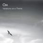 "Om: Variations on a Theme" zeigt einen fliegenden Vogel vor grauem Himmel.