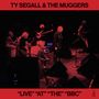 Text: "TY SEGALL & THE MUGGERS", "'LIVE' 'AT' 'THE' 'BBC'", "ON THE MARC RILEY SHOW". Ein Konzert mit Musikern auf der Bühne.