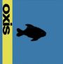Text: „Oxis“ vertikal in Schwarz auf gelbem Streifen. Silhouette eines Fisches auf blauem Hintergrund.