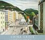 "China Crisis" oben, "Autumn in the Neighbourhood" unten. Straßenszene mit Bergen, Gebäuden und Bus, malerisch gestaltet.