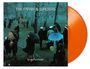 "The Frank & Walters", "Grand Parade". Menschen mit Regenschirmen und Luftballons im Park. Orangefarbene Vinyl-Schallplatte.