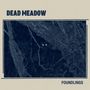 "DEAD MEADOW" oben, "FOUNDLINGS" unten, zentrales Bild: Dunkles, unscharfes Waldmotiv mit zwei leuchtenden Punkten.