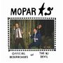 Text: "MOPAR", "Official Researchers of the NJ Devil". Drei Männer in Anzügen im Bambusdickicht. Einer telefoniert, einer kniet.