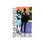 Text: „the SMASHING TIMES“. Drei Personen in modischer Kleidung vor einem farbigen Hintergrund.