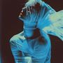 Eine Illustration zeigt eine Person in blauen Licht gehüllt in durchsichtigen Stoff, mit nach hinten geworfenem Kopf.