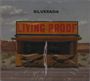 Texte: SILVERADA, LIVING PROOF. Ein Gebäude in der Wüste, mit Wegekuckuck-Silhouette darauf.
