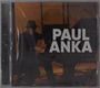 "PAUL ANKA MAKING MEMORIES" in weißer Schrift. Ein Mann mit Hut lächelt und sitzt an einem Klavier.